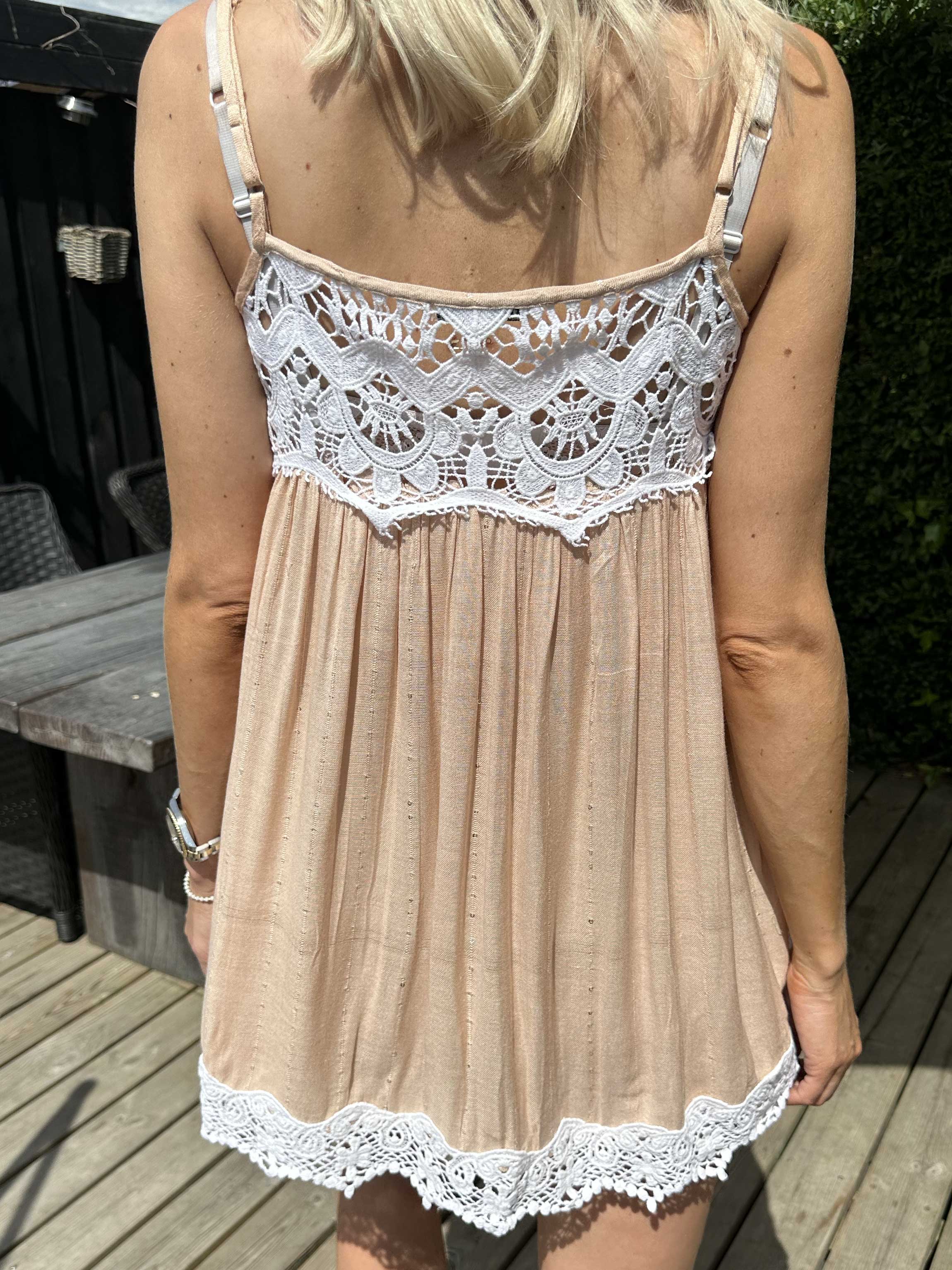 Opal - Sød top med broderet detaljer og pailletter